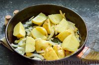 Фото приготовления рецепта: Картофель, тушенный с куриными сердечками и печенью - шаг №3