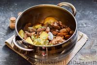Фото приготовления рецепта: Картофель, тушенный с куриными сердечками и печенью - шаг №6
