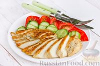 Фото приготовления рецепта: Салат с курицей, маринованными огурцами, болгарским перцем и сухариками - шаг №15