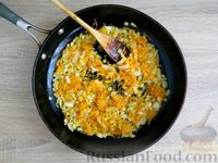 Фото приготовления рецепта: Слоёная каша "Дружба" с морковью и грибами - шаг №7