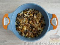 Фото приготовления рецепта: Слоёная каша "Дружба" с морковью и грибами - шаг №16