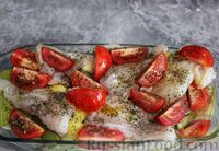 Фото приготовления рецепта: Рыба, запечённая с молодой картошкой, кабачками и помидорами - шаг №7