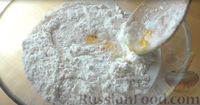 Фото приготовления рецепта: Сдобный пирог с клубникой и творожно-сметанной заливкой - шаг №2