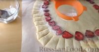 Фото приготовления рецепта: Сдобный пирог с клубникой и творожно-сметанной заливкой - шаг №9