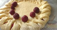 Фото приготовления рецепта: Сдобный пирог с клубникой и творожно-сметанной заливкой - шаг №13