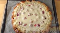 Фото приготовления рецепта: Сдобный пирог с клубникой и творожно-сметанной заливкой - шаг №16