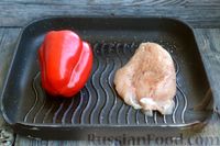 Фото приготовления рецепта: Салат с курицей, запечённым сладким перцем, брынзой и шпинатом - шаг №2