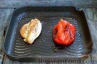 Фото приготовления рецепта: Салат с курицей, запечённым сладким перцем, брынзой и шпинатом - шаг №3