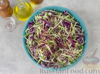 Фото приготовления рецепта: Салат из двух видов капусты и огурцов - шаг №5