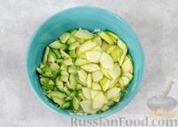 Фото приготовления рецепта: Капустный салат с авокадо и яблоком - шаг №4