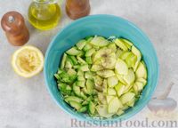 Фото приготовления рецепта: Капустный салат с авокадо и яблоком - шаг №5