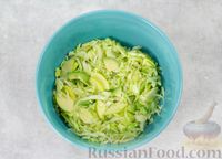Фото приготовления рецепта: Капустный салат с авокадо и яблоком - шаг №6