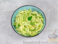 Фото приготовления рецепта: Капустный салат с авокадо и яблоком - шаг №7