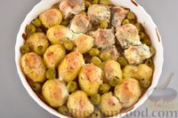 Фото приготовления рецепта: Хек, запечённый с молодой картошкой и оливками - шаг №7