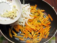 Фото приготовления рецепта: Жареная капуста с помидорами, сладким и острым перцами - шаг №8