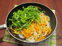 Фото приготовления рецепта: Жареная капуста с помидорами, сладким и острым перцами - шаг №9