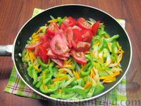 Фото приготовления рецепта: Жареная капуста с помидорами, сладким и острым перцами - шаг №12