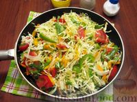 Фото приготовления рецепта: Жареная капуста с помидорами, сладким и острым перцами - шаг №14