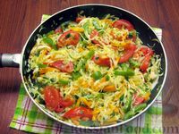 Фото приготовления рецепта: Жареная капуста с помидорами, сладким и острым перцами - шаг №17