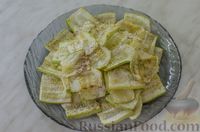 Фото приготовления рецепта: Салат из жареных кабачков с фетой, орехами и йогуртовой заправкой - шаг №9