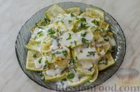 Фото приготовления рецепта: Салат из жареных кабачков с фетой, орехами и йогуртовой заправкой - шаг №11