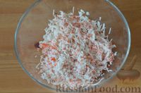 Фото приготовления рецепта: Оладьи из кабачков с крабовыми палочками и плавленым сыром - шаг №2