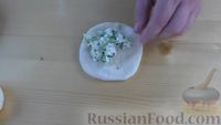 Фото приготовления рецепта: Дрожжевые лепёшки с сыром и зеленью - шаг №4