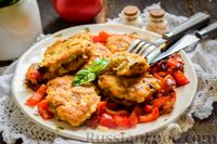 Фото к рецепту: Рубленые куриные котлеты с грибами, в овощном соусе