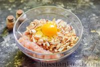 Фото приготовления рецепта: Рубленые куриные котлеты с грибами, в овощном соусе - шаг №4