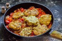 Фото приготовления рецепта: Рубленые куриные котлеты с грибами, в овощном соусе - шаг №15