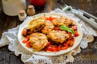Фото приготовления рецепта: Рубленые куриные котлеты с грибами, в овощном соусе - шаг №16