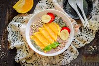 Фото к рецепту: Смузи-боул с овсянкой, фруктами, клубникой и семечками