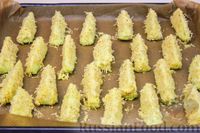 Фото приготовления рецепта: Палочки из кабачков, запечённые в сырной панировке - шаг №4