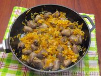 Фото приготовления рецепта: Паштет из куриных сердечек с овощами (на сковороде) - шаг №7