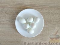 Фото приготовления рецепта: Мясные "маффины" с перепелиными яйцами и сыром, в беконе - шаг №2