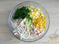 Фото приготовления рецепта: Салат с кальмарами, пекинской капустой, крабовыми палочками и кукурузой - шаг №11