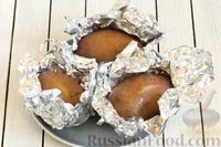 Фото приготовления рецепта: Запечённая картошка с солёными огурцами и горошком (в фольге) - шаг №2