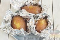 Фото приготовления рецепта: Запечённая картошка с солёными огурцами и горошком (в фольге) - шаг №4