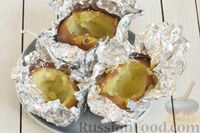 Фото приготовления рецепта: Запечённая картошка с солёными огурцами и горошком (в фольге) - шаг №6
