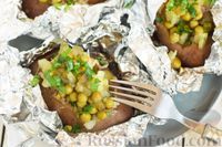 Фото приготовления рецепта: Запечённая картошка с солёными огурцами и горошком (в фольге) - шаг №9