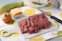 Фото приготовления рецепта: Мясо, запечённое с кабачками и картошкой, под сметаной и сыром - шаг №3