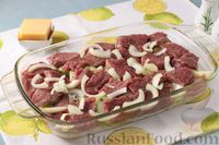 Фото приготовления рецепта: Мясо, запечённое с кабачками и картошкой, под сметаной и сыром - шаг №6