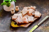 Фото приготовления рецепта: Рыба, запечённая с кабачками под сметанным соусом - шаг №4