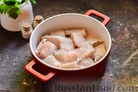 Фото приготовления рецепта: Рыба, запечённая с кабачками под сметанным соусом - шаг №5