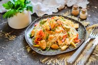 Фото к рецепту: Фунчоза с морепродуктами и овощами