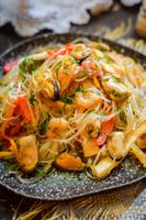 Фото приготовления рецепта: Фунчоза с морепродуктами и овощами - шаг №10