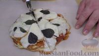 Фото приготовления рецепта: Картофельная "пицца" с курицей, сыром и базиликом - шаг №6