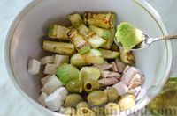 Фото приготовления рецепта: Салат с курицей, кабачком, брынзой и авокадо - шаг №10