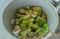 Фото приготовления рецепта: Салат с курицей, кабачком, брынзой и авокадо - шаг №11