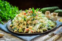 Фото к рецепту: Салат с капустой, крабовыми палочками, огурцами и арахисом